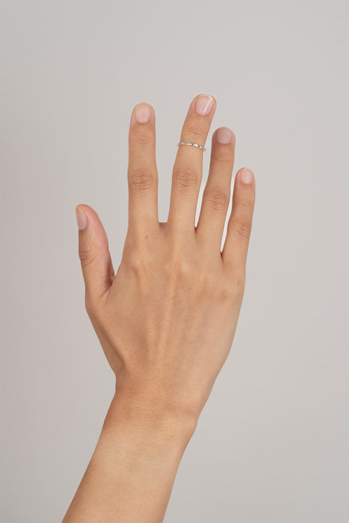 Bague de phalange Club en argent recyclé, sur fond clair