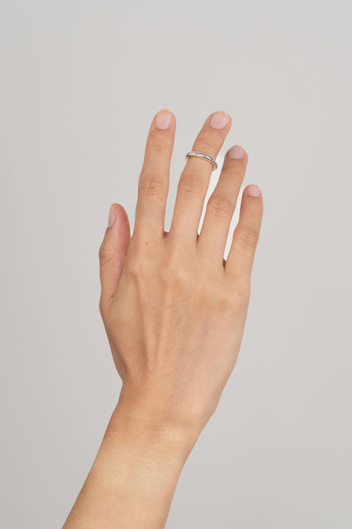 Bague de phalange Nimbe en argent recyclé, sur fond clair