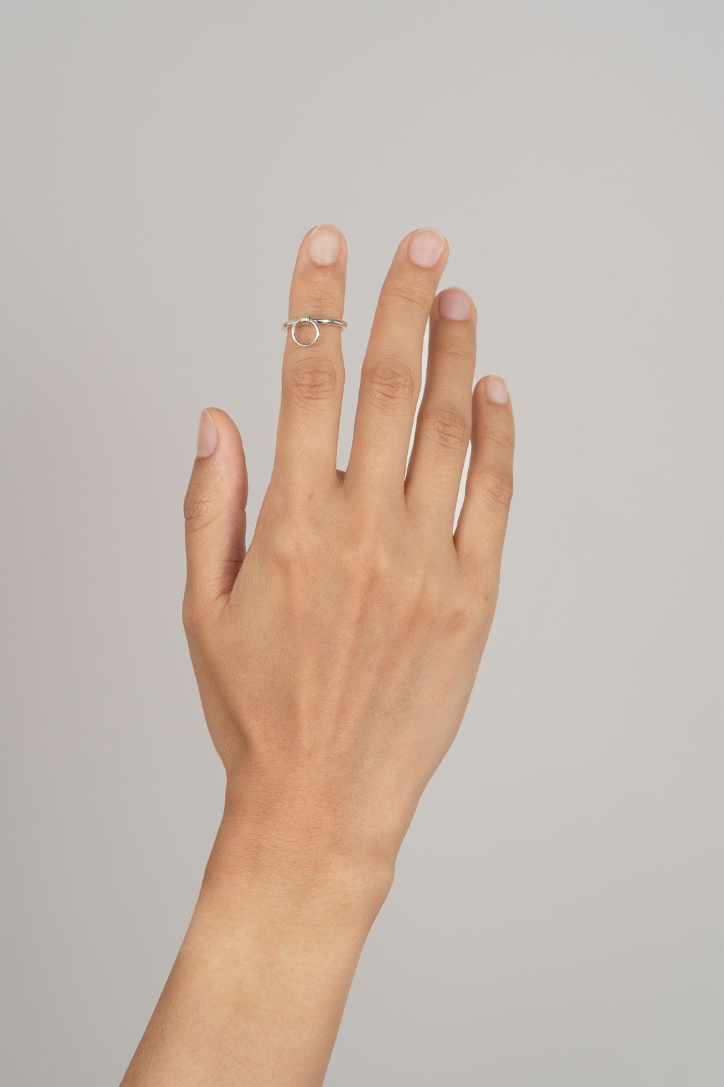 Bague de phalange Rayon en argent recyclé, sur fond clair