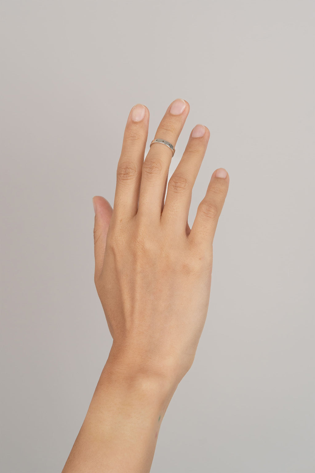 Bague de phalange Train en argent recyclé, sur fond clair