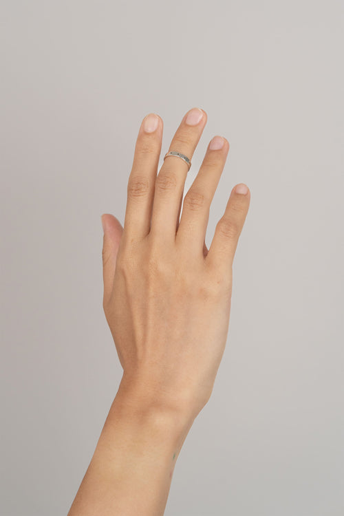 Bague de phalange Train en argent recyclé, sur fond clair