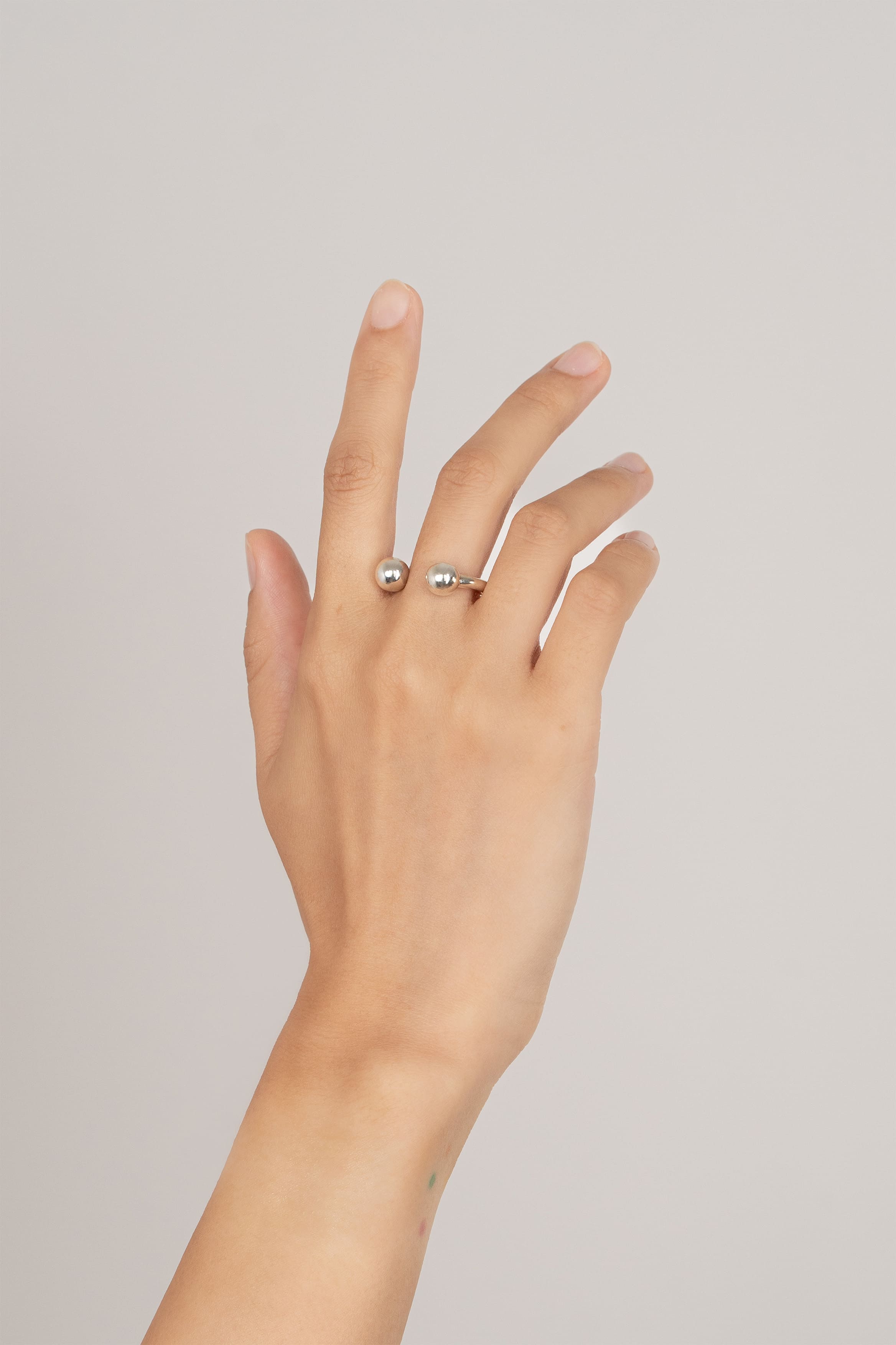 Bague Fer en argent recyclé, sur fond clair