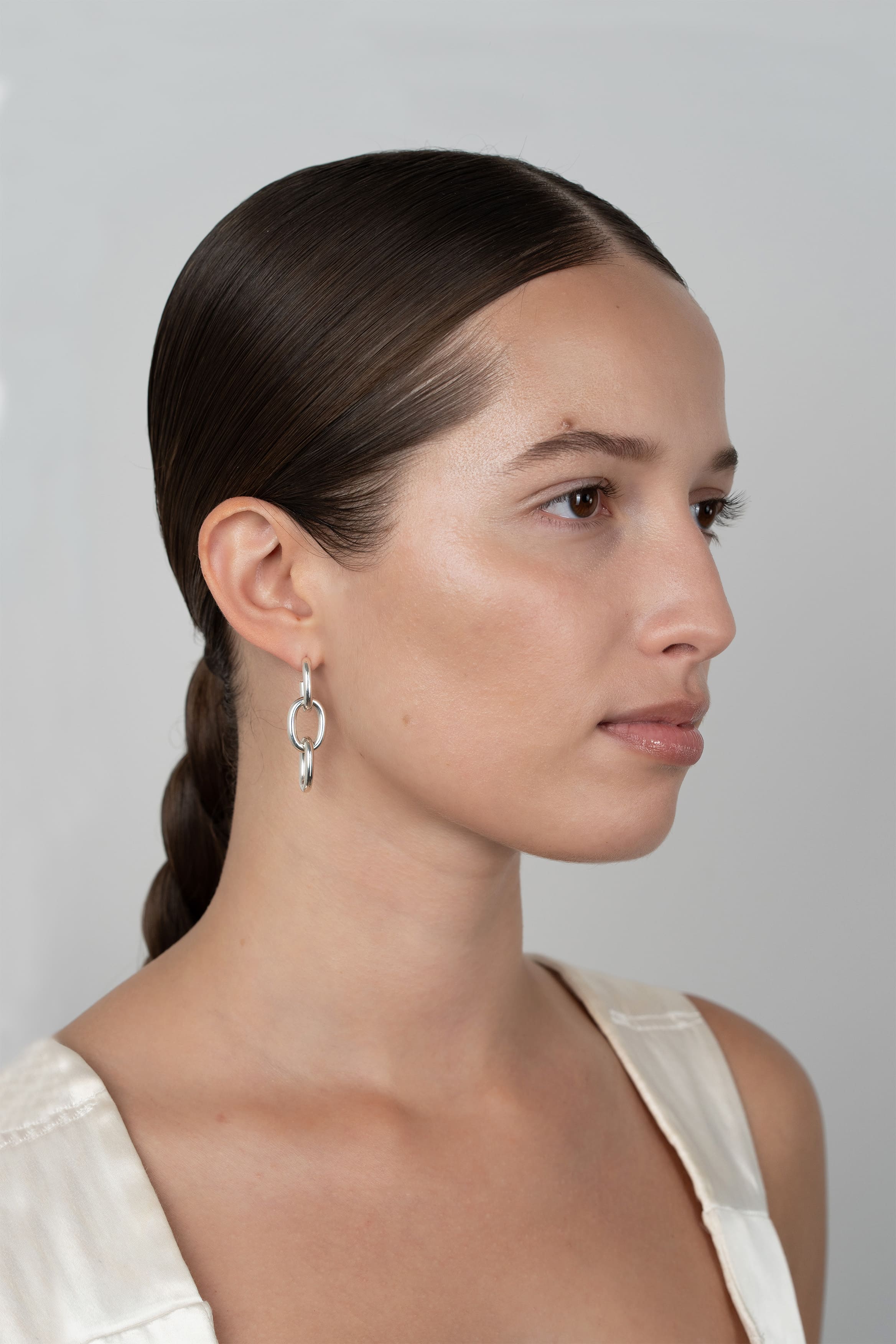 Boucles d'oreilles Capsule en argent recyclé, sur fond clair