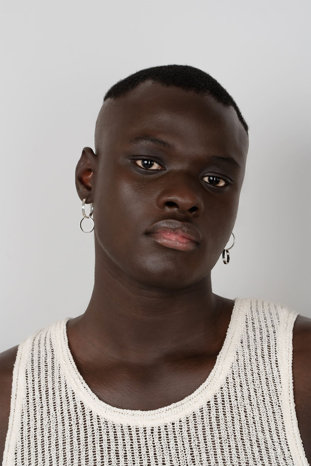 Boucles d'oreilles Train en argent recyclé, sur fond clair