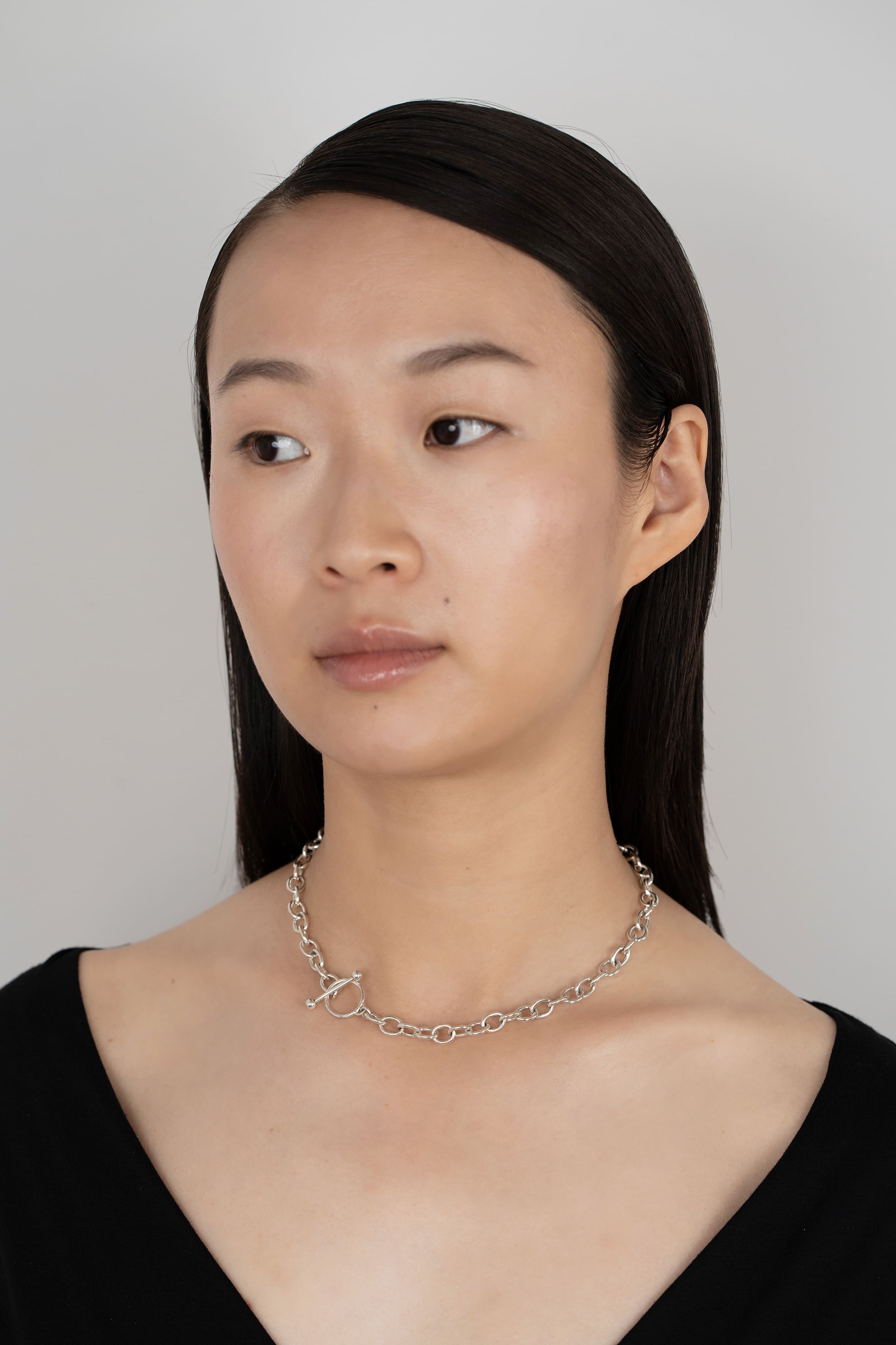 Collier Clou en argent recyclé, sur fond clair