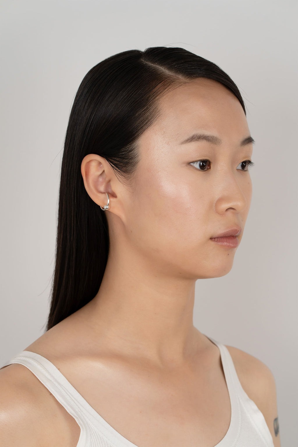 Ear cuff Baie en argent recyclé, sur fond clair