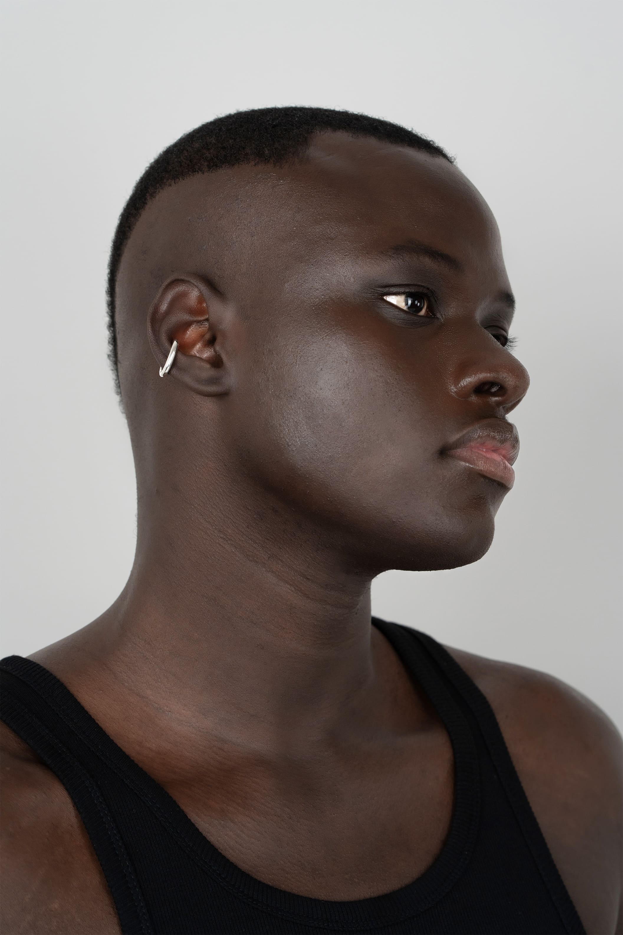 Ear cuff Capsule en argent recyclé, sur fond clair