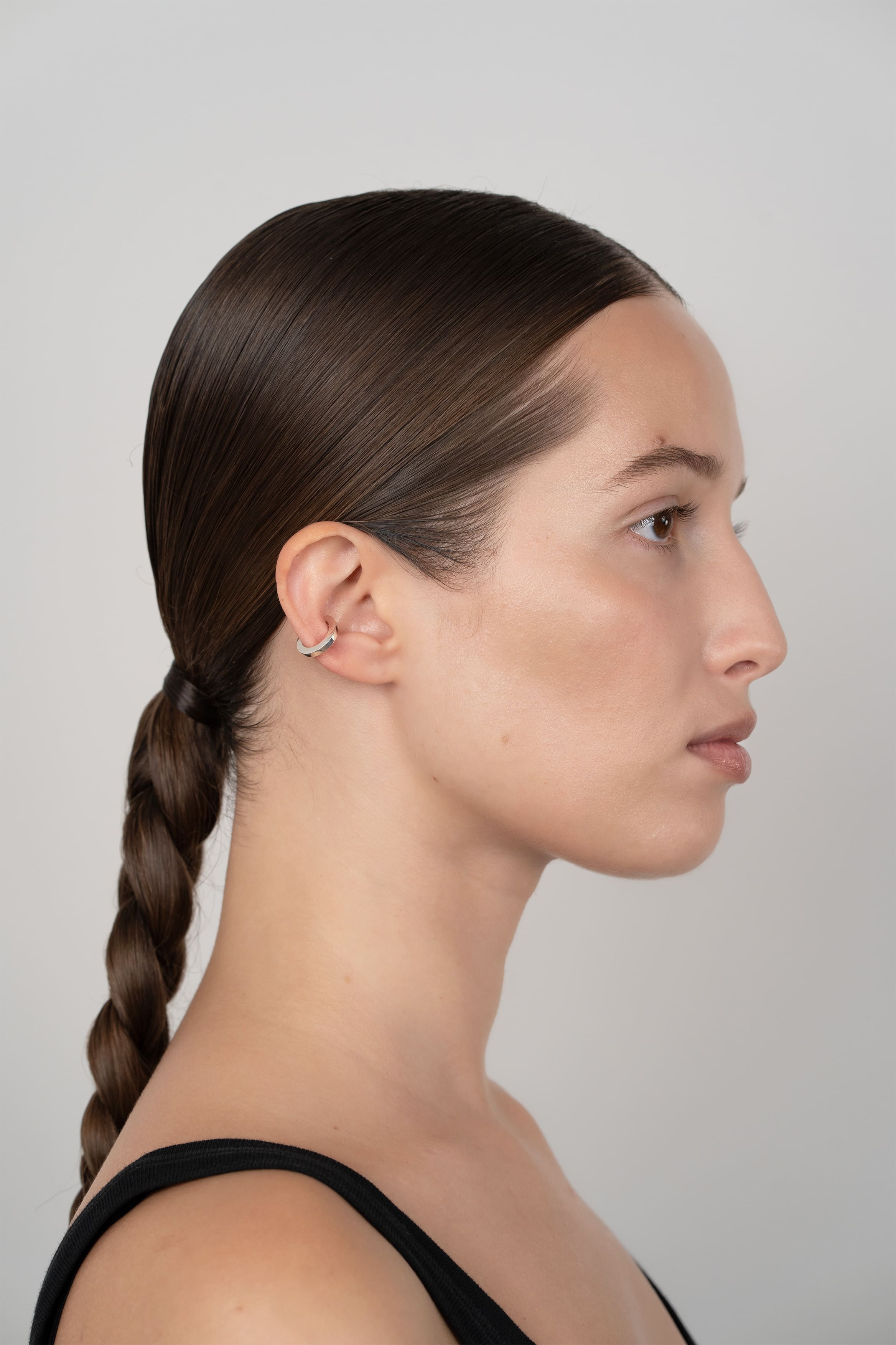 Ear cuff Club en argent recyclé, sur fond clair