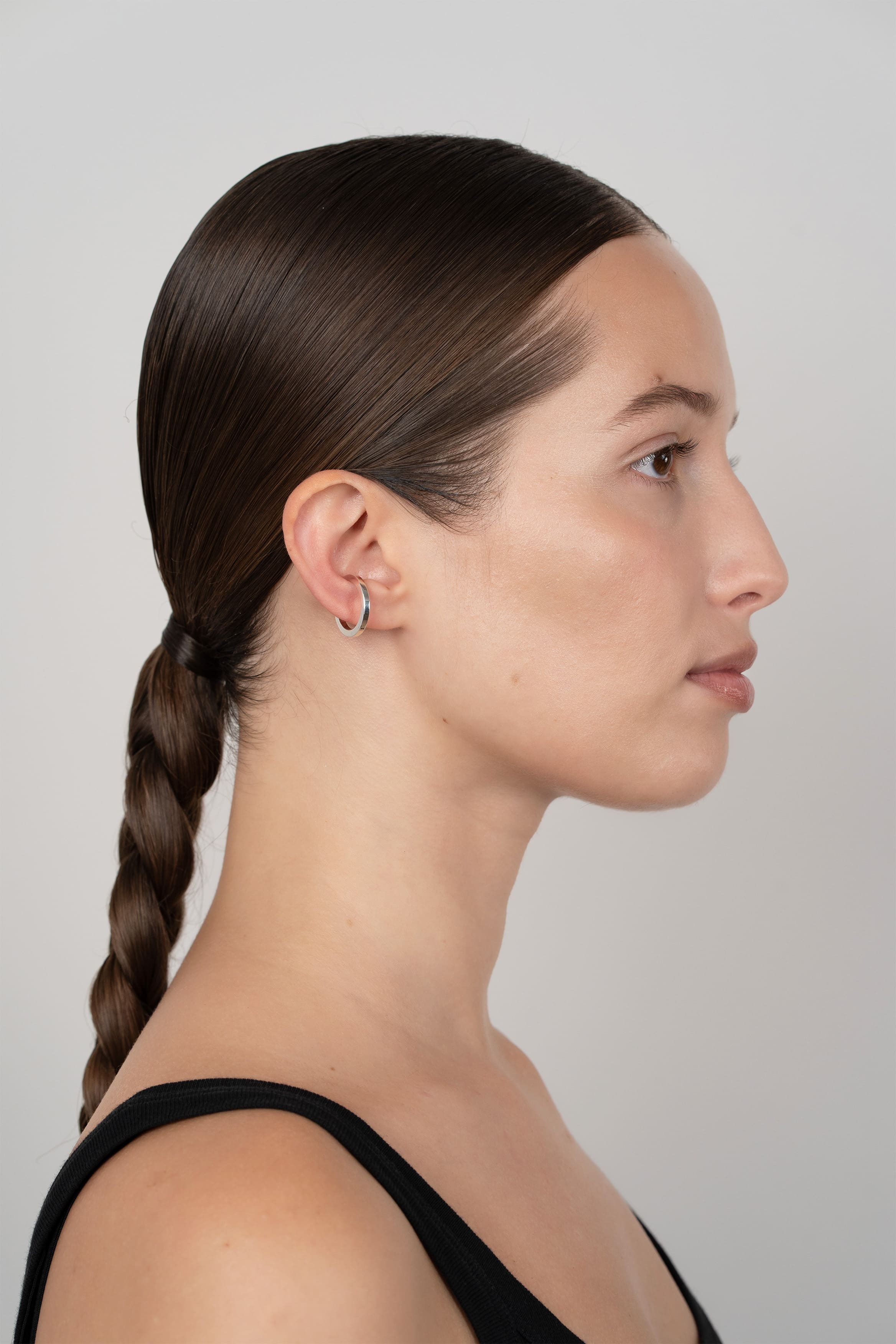 Ear cuff Club en argent recyclé, sur fond clair