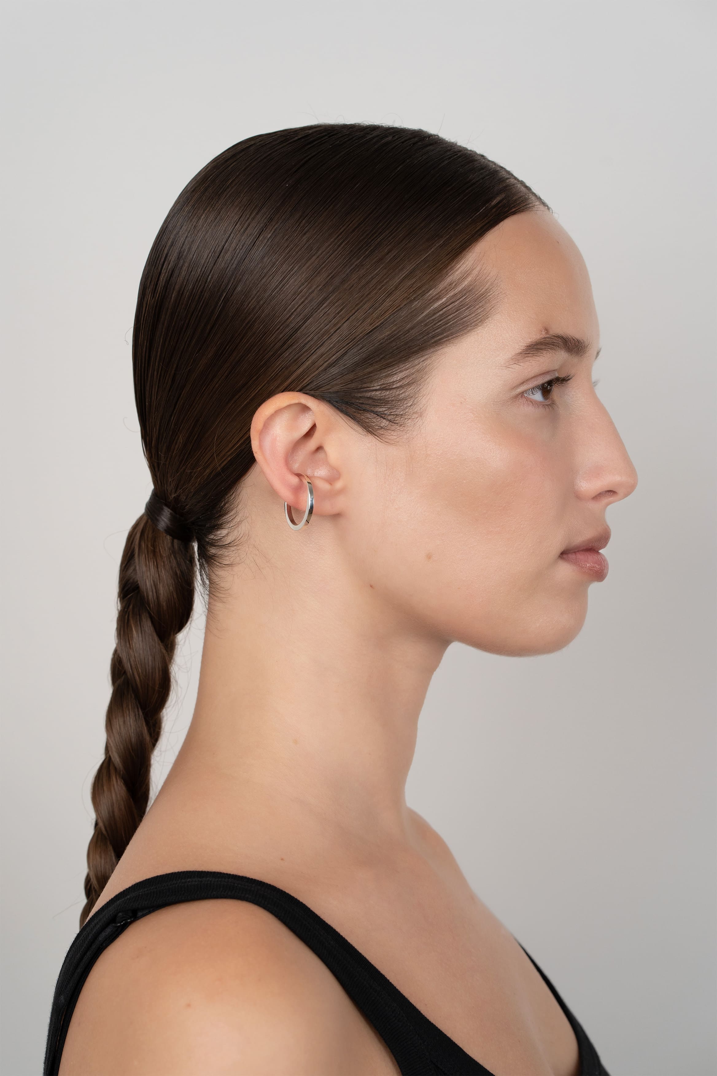Ear cuff Club en argent recyclé, sur fond clair