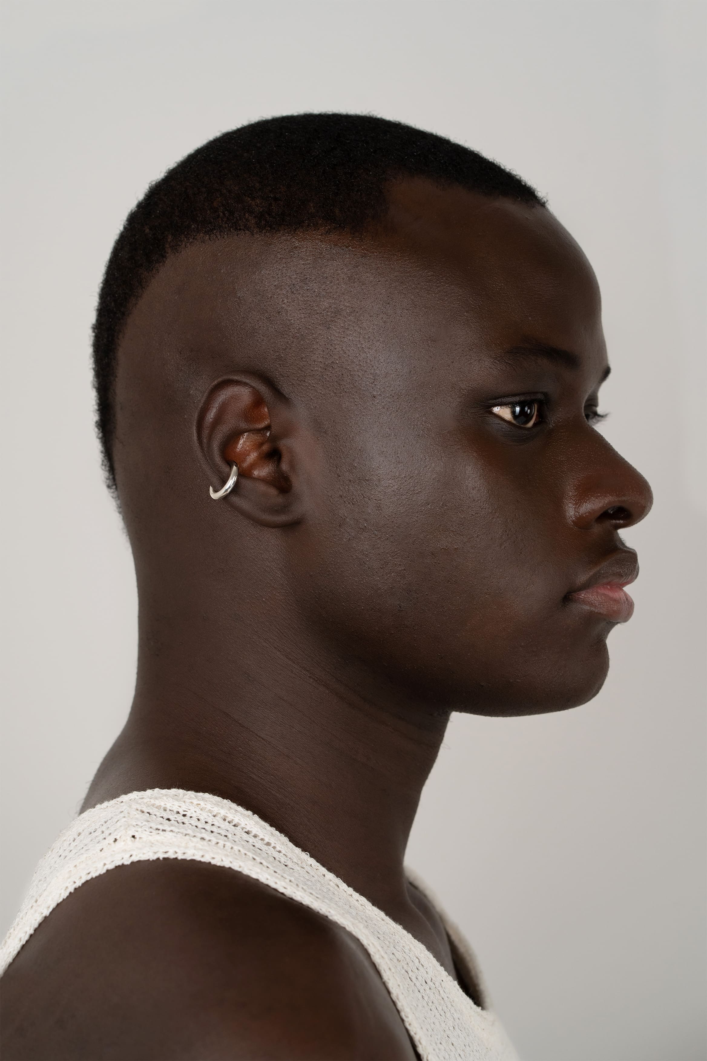 Ear cuff Nimbe en argent recyclé, sur fond clair