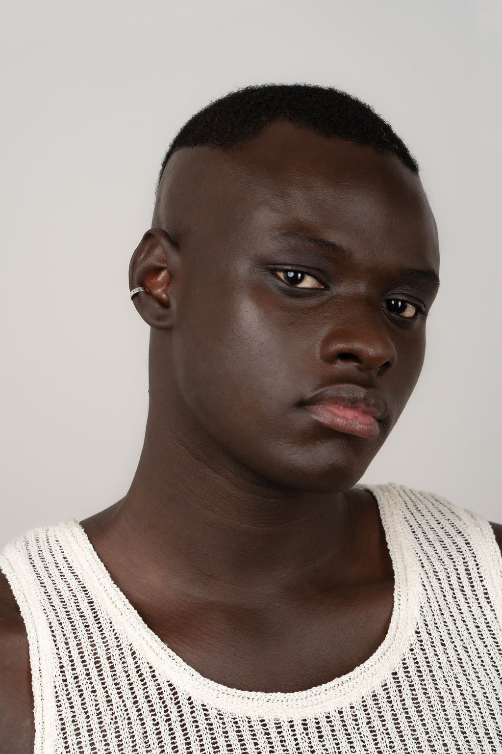 Ear cuff Train en argent recyclé, sur fond clair