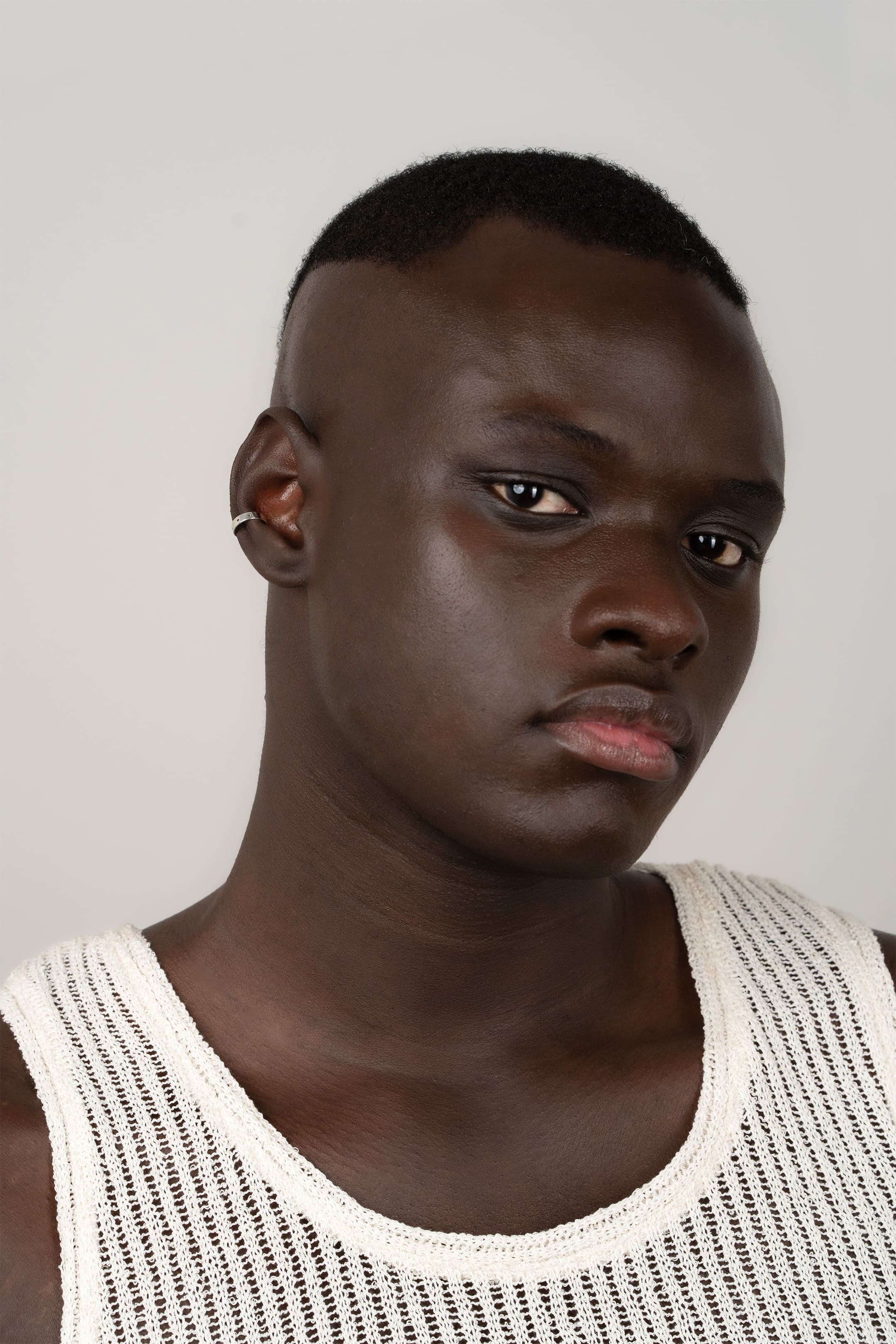Ear cuff Train en argent recyclé, sur fond clair