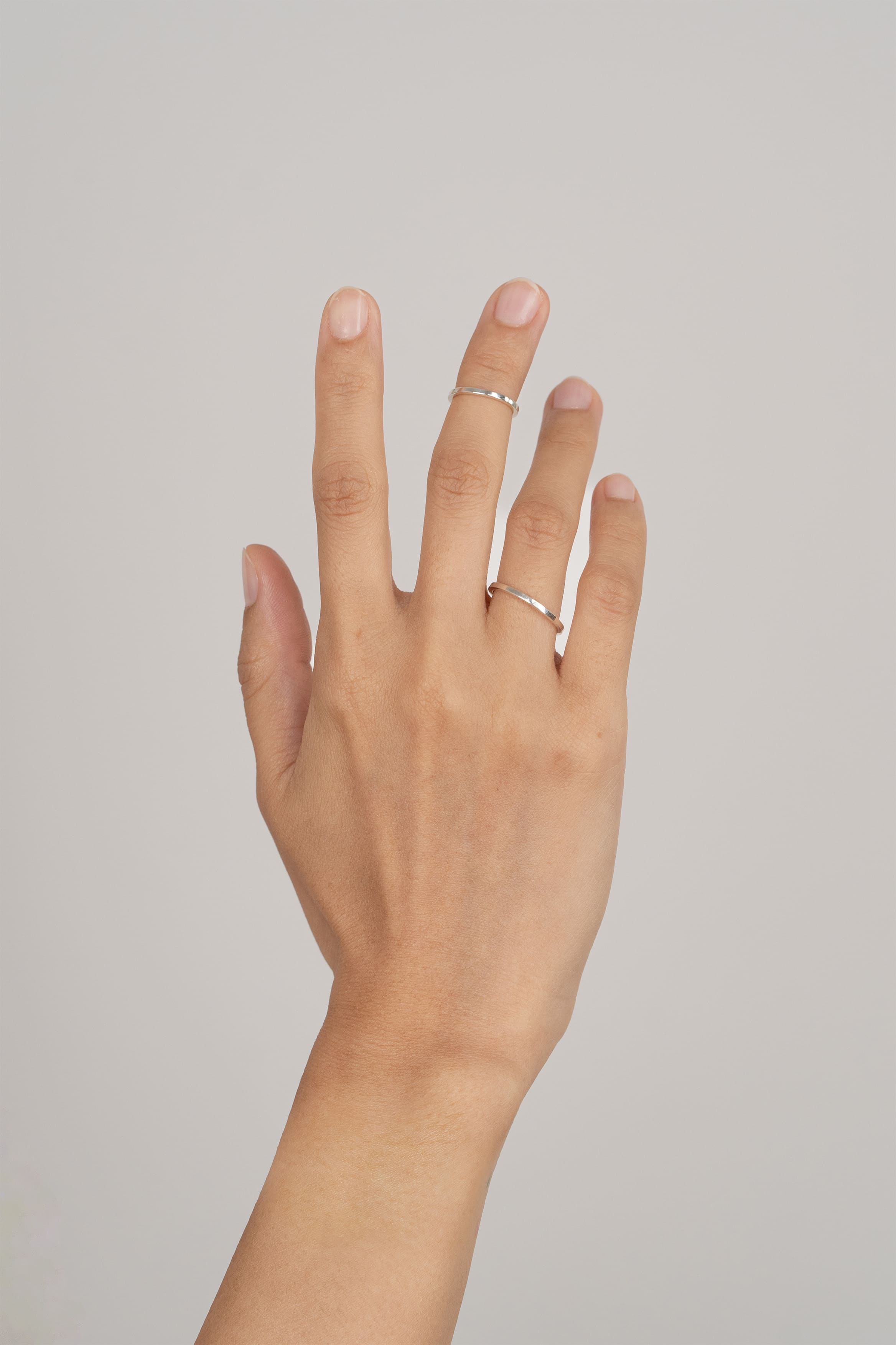 Bague Club en argent recyclé, porté à la main