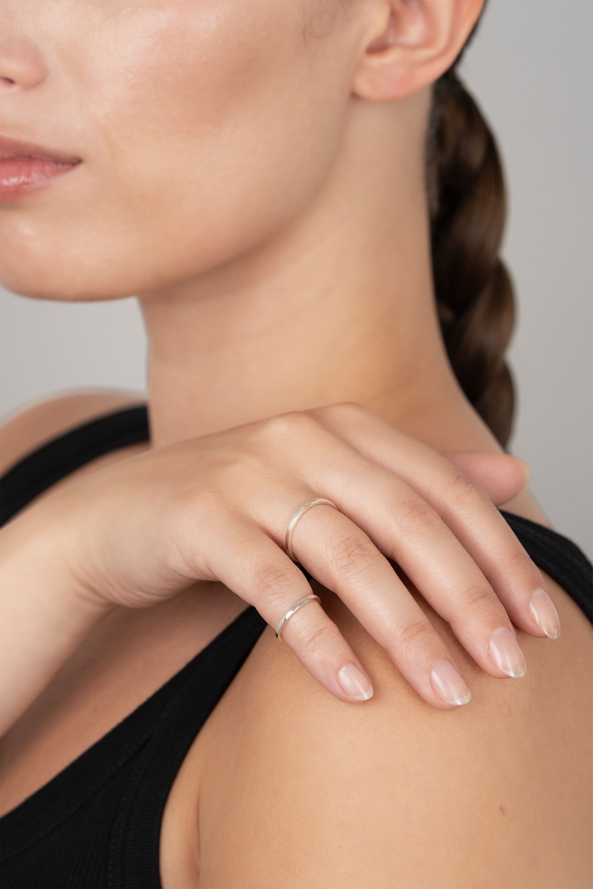 Bague Club en argent recyclé, porté à la main