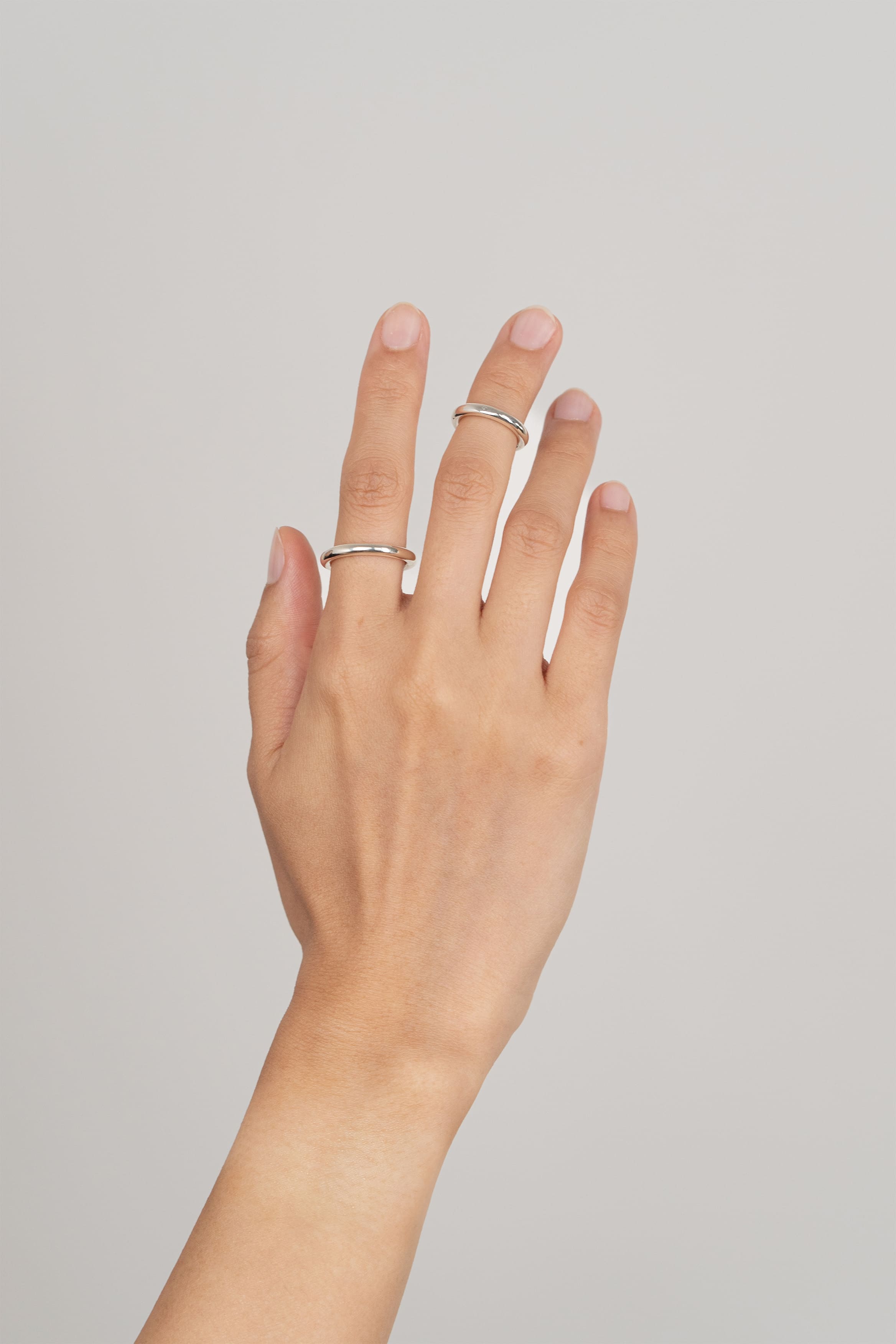 Bague Nimbe en argent recyclé, porté à la main
