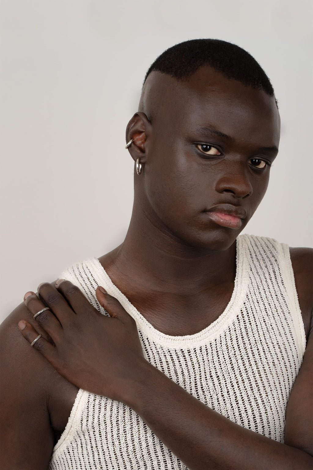 Bague Nimbe en argent recyclé, porté à la main et à l'oreille
