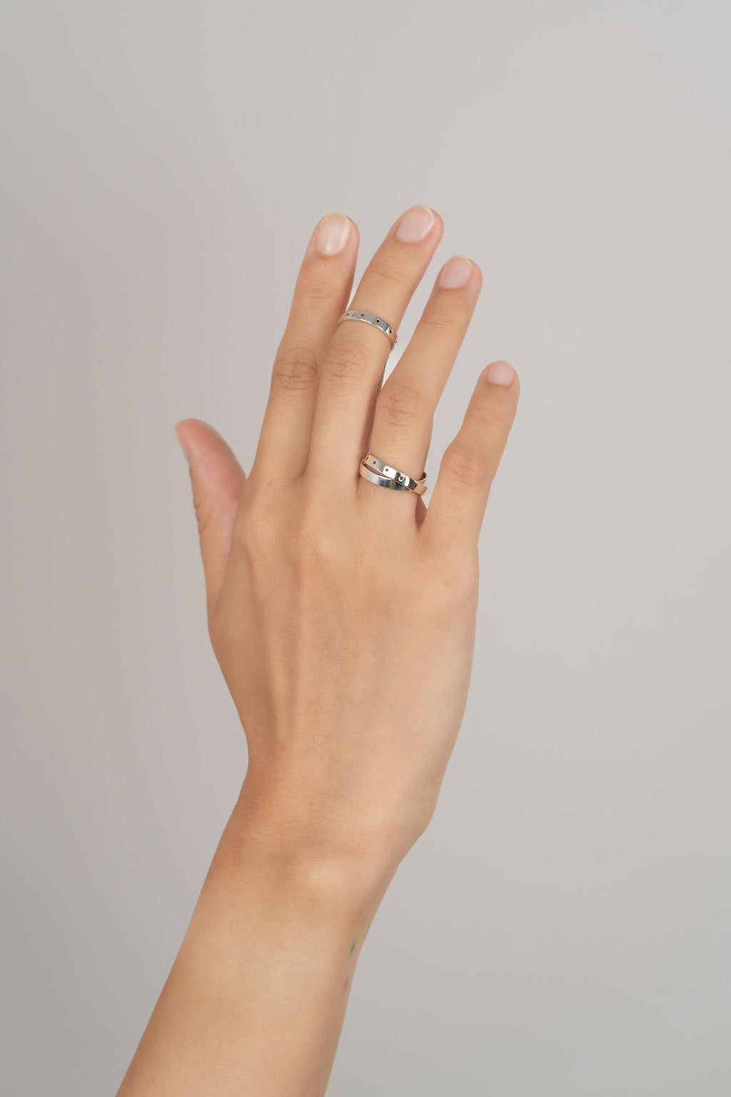 Bague de phalange Train en argent recyclé, porté à la main
