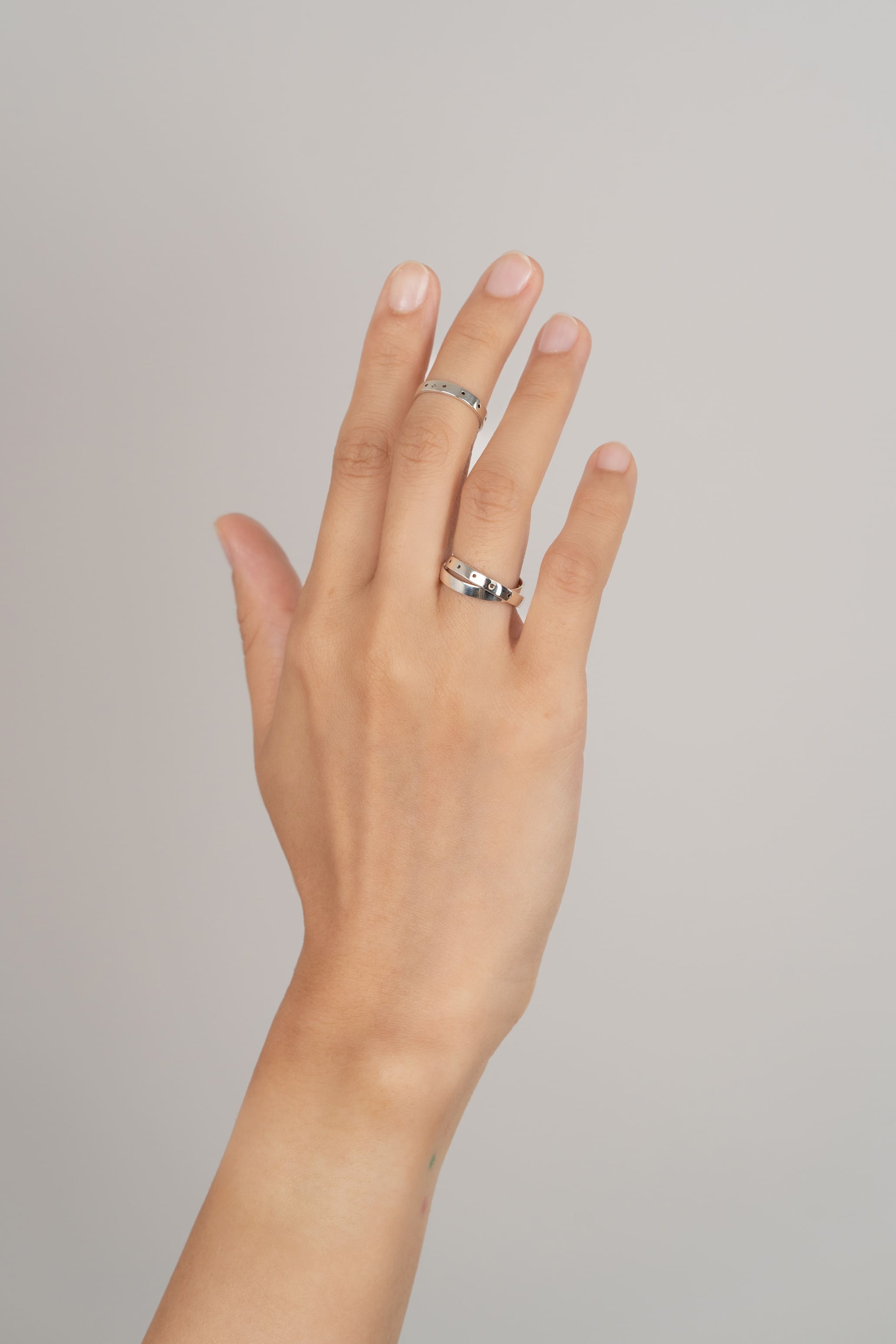 Bague de phalange Train en argent recyclé, porté à la main