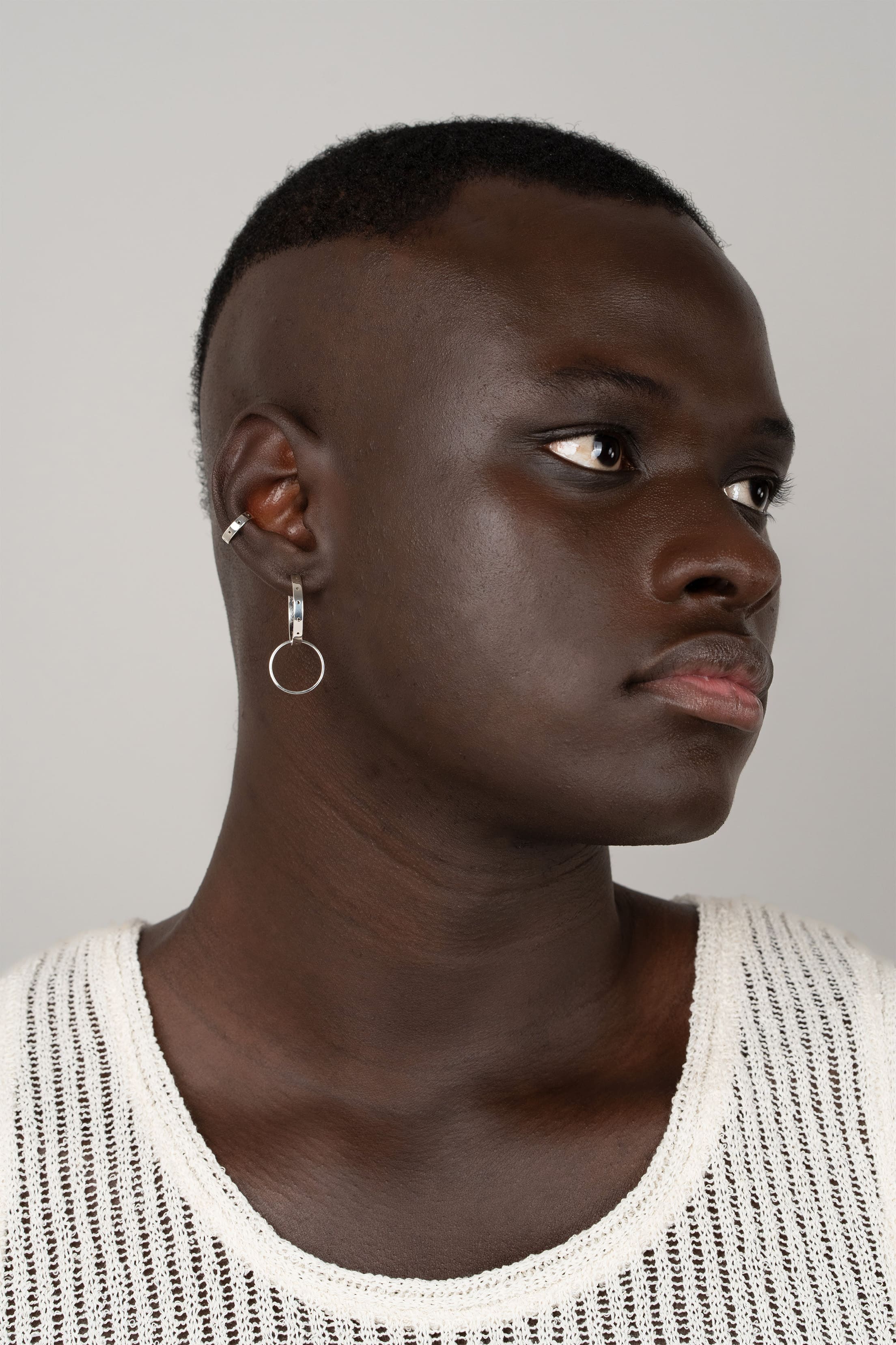 Boucles d'oreilles Train en argent recyclé, porté à l'oreille