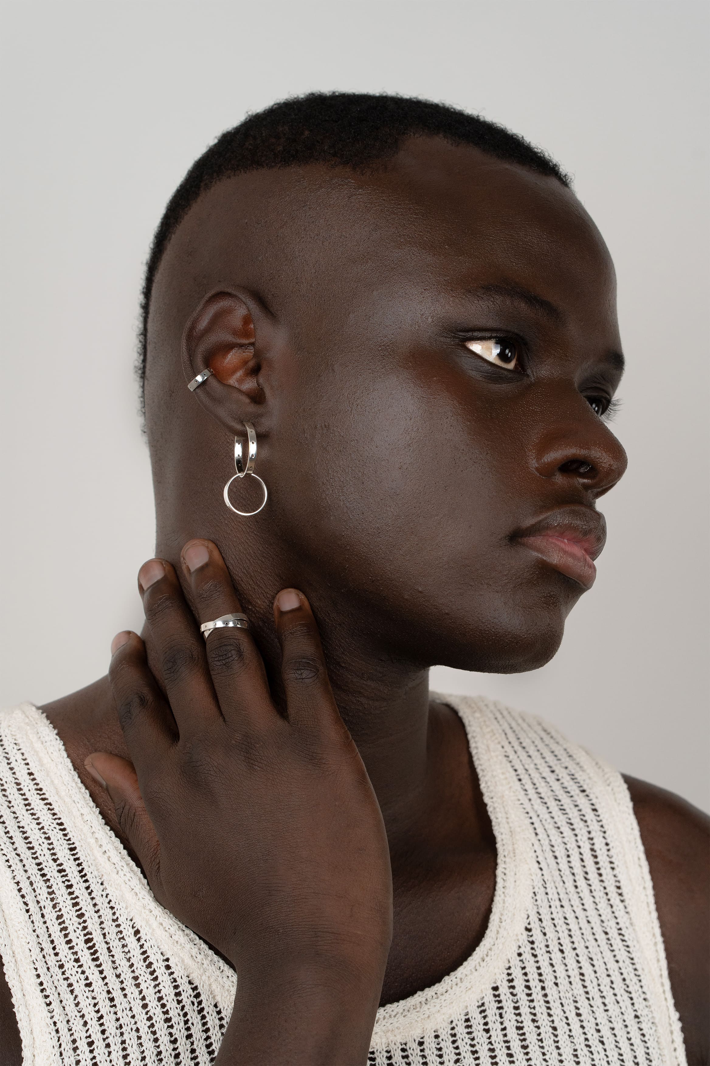 Bague Train en argent recyclé, porté à la main et à l'oreille