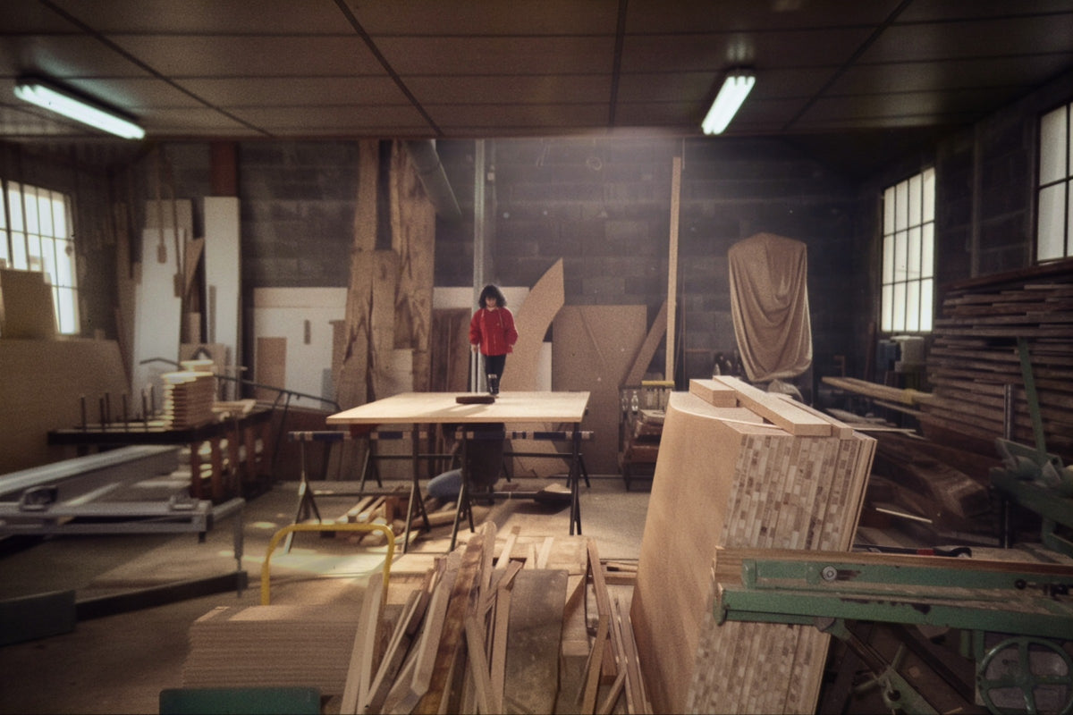 Julia enfant dans l'atelier d'ébénisterie de son père